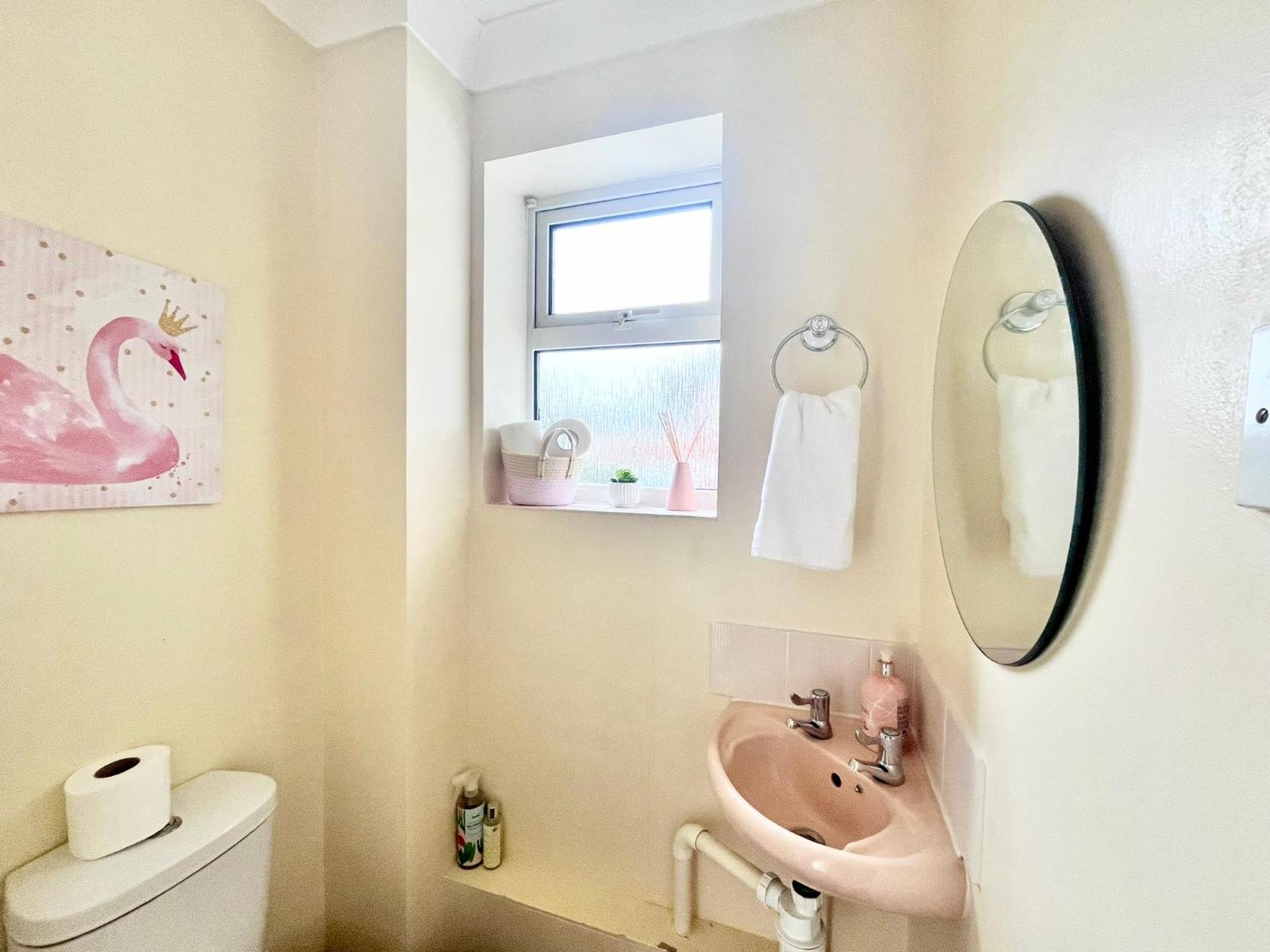Lush House Close To Ashford Town Centre With Driveway Exterior photo
