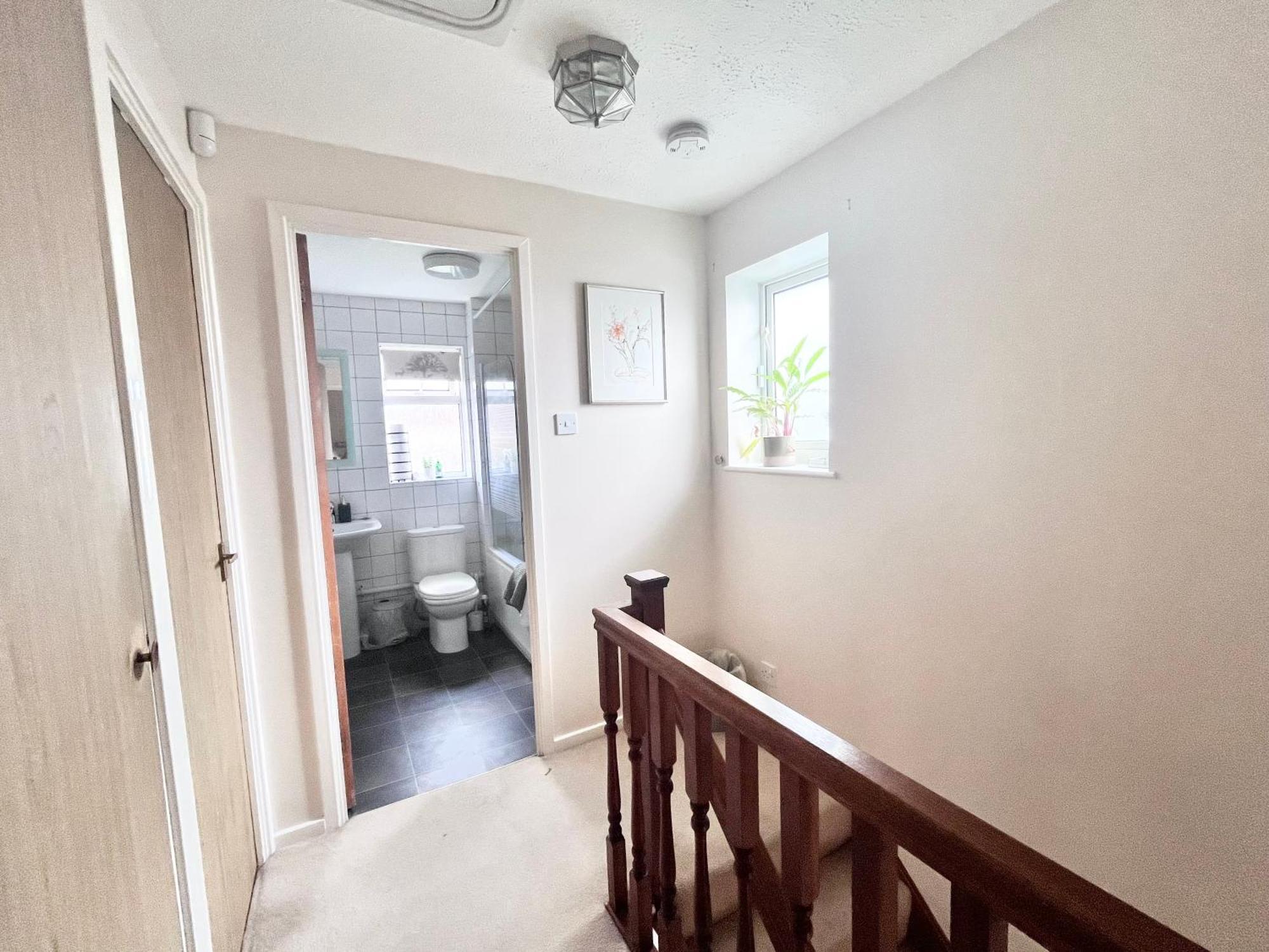 Lush House Close To Ashford Town Centre With Driveway Exterior photo